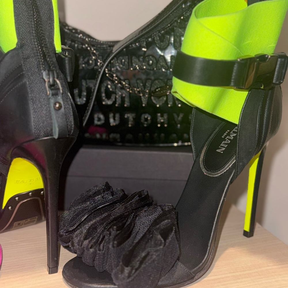 Balmain
Runway Heels Size 38 Neon Strap Black Tulle Ruffle Sandals - Picture 13 of 14